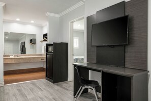 Escritorio, cortinas blackout, wifi gratis y ropa de cama 