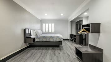 Escritorio, cortinas blackout, wifi gratis y ropa de cama