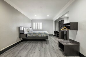 Desk, blackout curtains, free WiFi, bed sheets - Motel 6 Anaheim, CA - Convention Center (Anaheim)