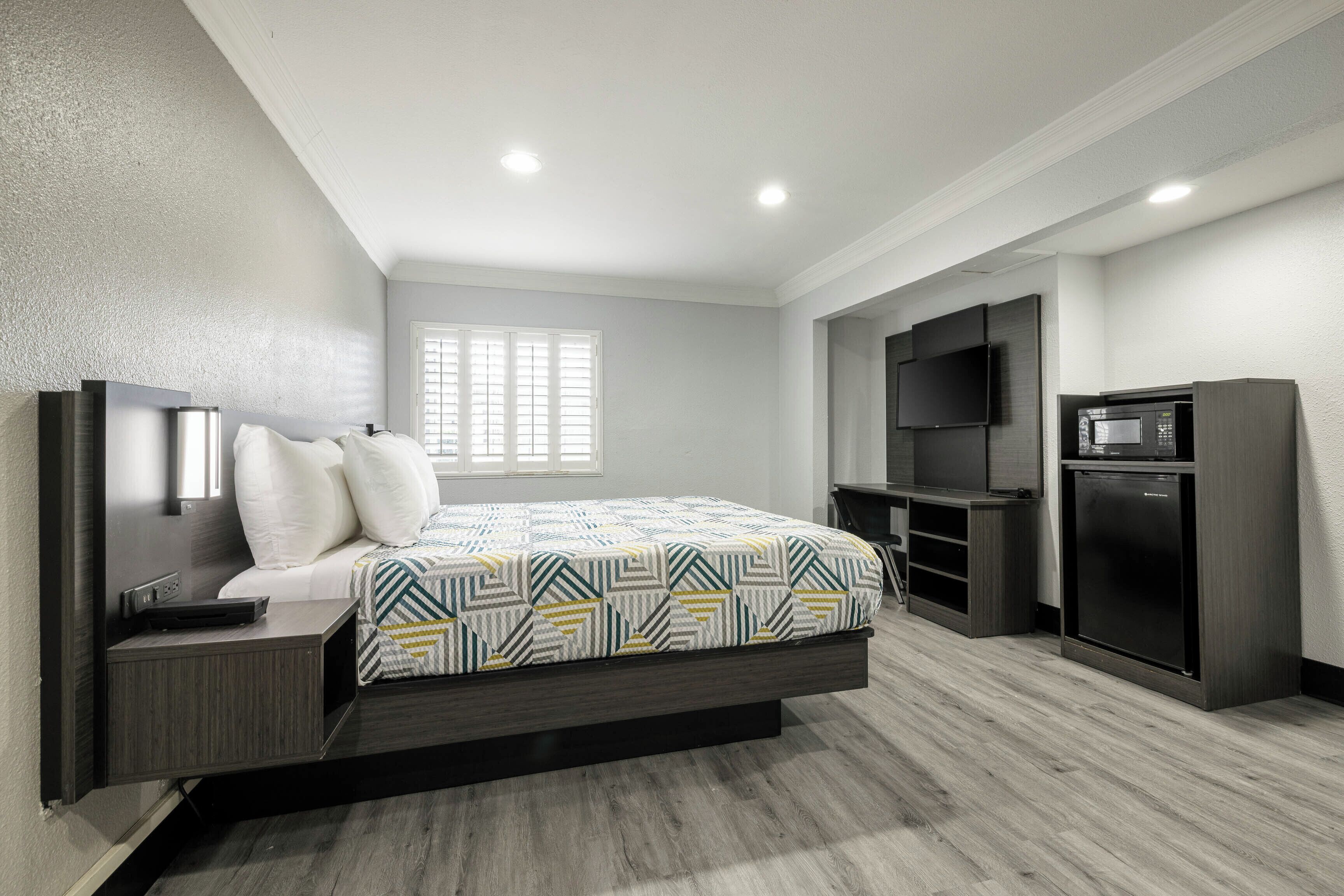 Desk, blackout drapes, free WiFi, bed sheets