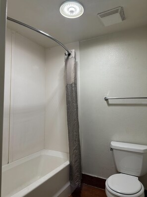 Habitación individual básica, 1 cama de matrimonio grande, no fumadores | Baño | Ducha y bañera combinadas y toallas