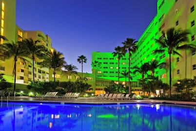 Holiday Inn Miami Beach - Oceanfront by IHG