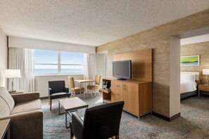 Suite, 1 très grand lit, vue océan | Literie de qualité supérieure, coffres-forts dans les chambres, bureau