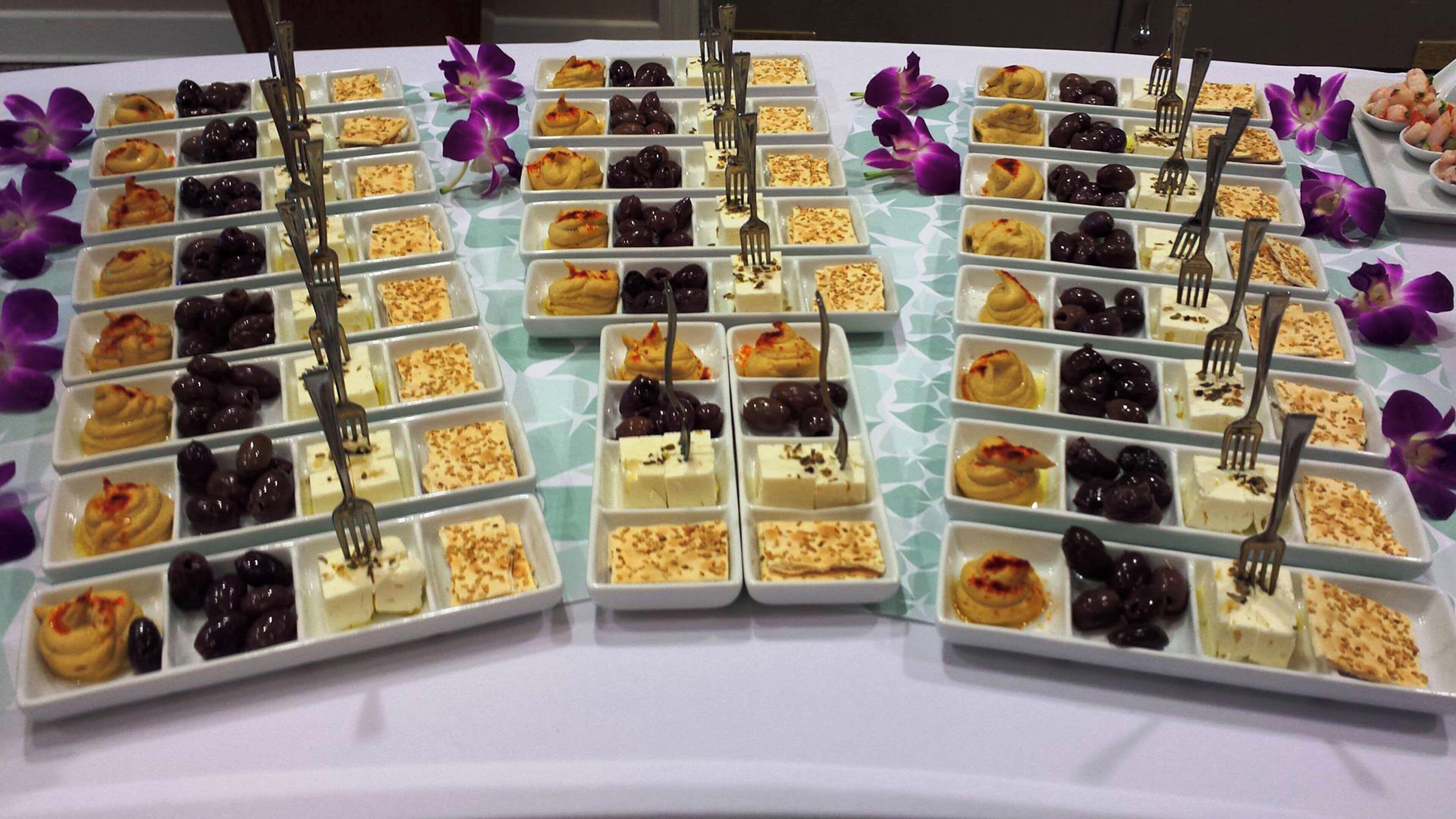 Un buffet proposant divers plats et ustensiles.