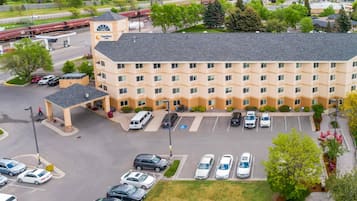 Un hôtel à plusieurs étages doté d’un parking, d’une zone abritée et offrant une vue sur une autoroute.