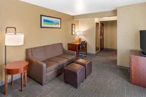Suite, 1 King Bed with Sofa bed, Non Smoking, Balcony, River View | 高級寝具、デスク、遮光カーテン、アイロン / アイロン台