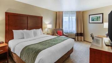 Hochwertige Bettwaren, Schreibtisch, Verdunkelungsvorhänge