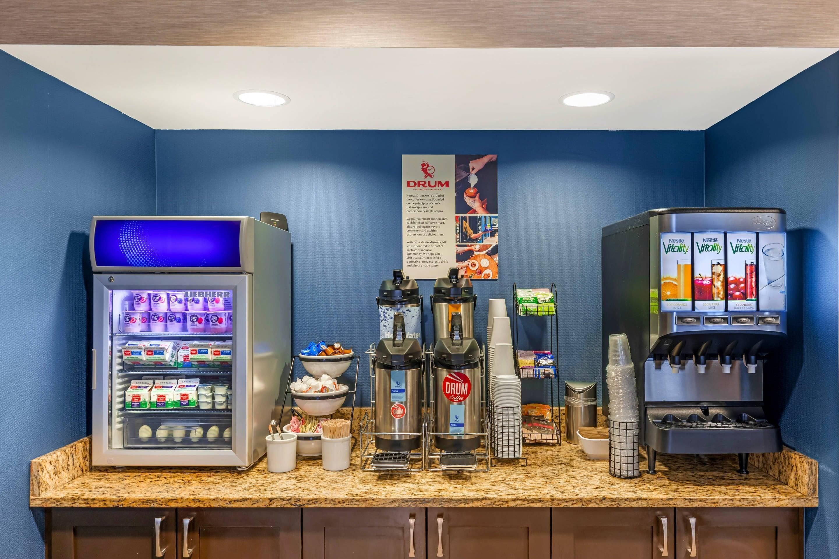 Een automaat met drankjes, een koffieapparaat en een koffiemolen.