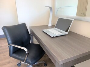 Desk, free WiFi, wheelchair access - Summerfield Inn Fresno Yosemite (Fresno)