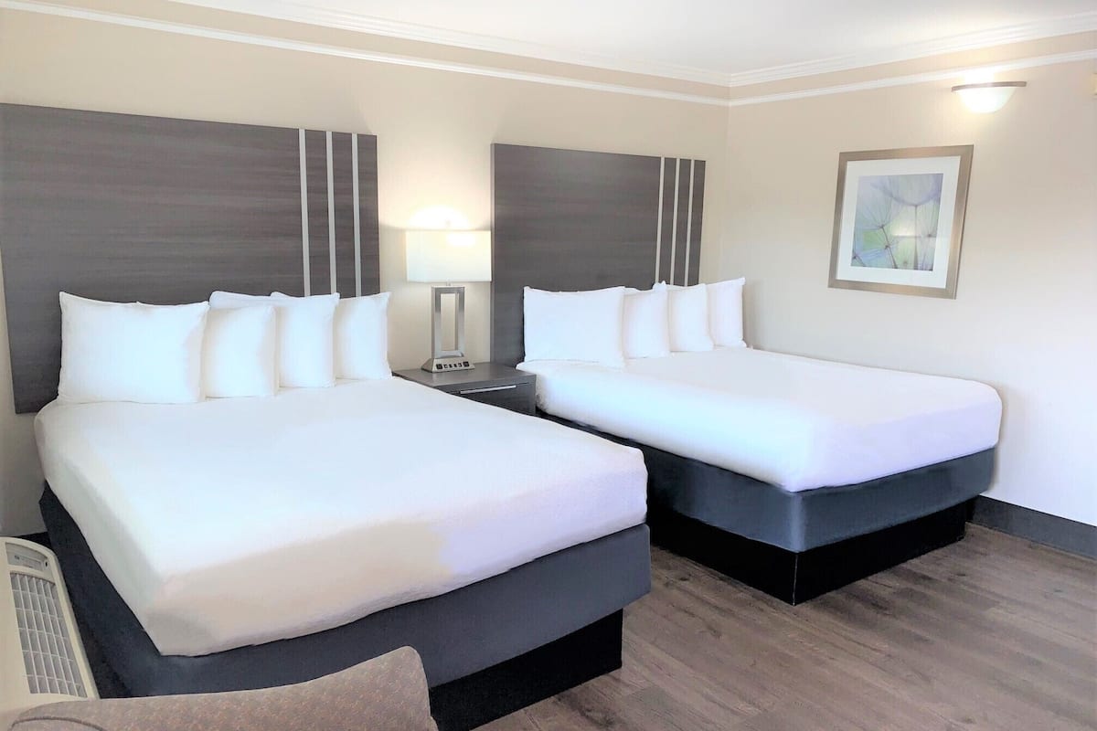Standard Room, 2 Katil Ratu (Queen), Non Smoking | Meja, Wi-fi percuma, akses kerusi roda