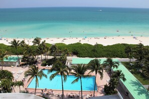 On the beach, sun-loungers, beach umbrellas, beach towels - The New Casablanca on the Ocean (Miami Beach)