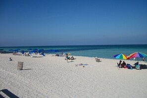 Am Strand, Liegestühle, Sonnenschirme, Strandtücher