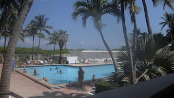 Piscina interna, piscina externa, funciona das 8h às 23h, barracas