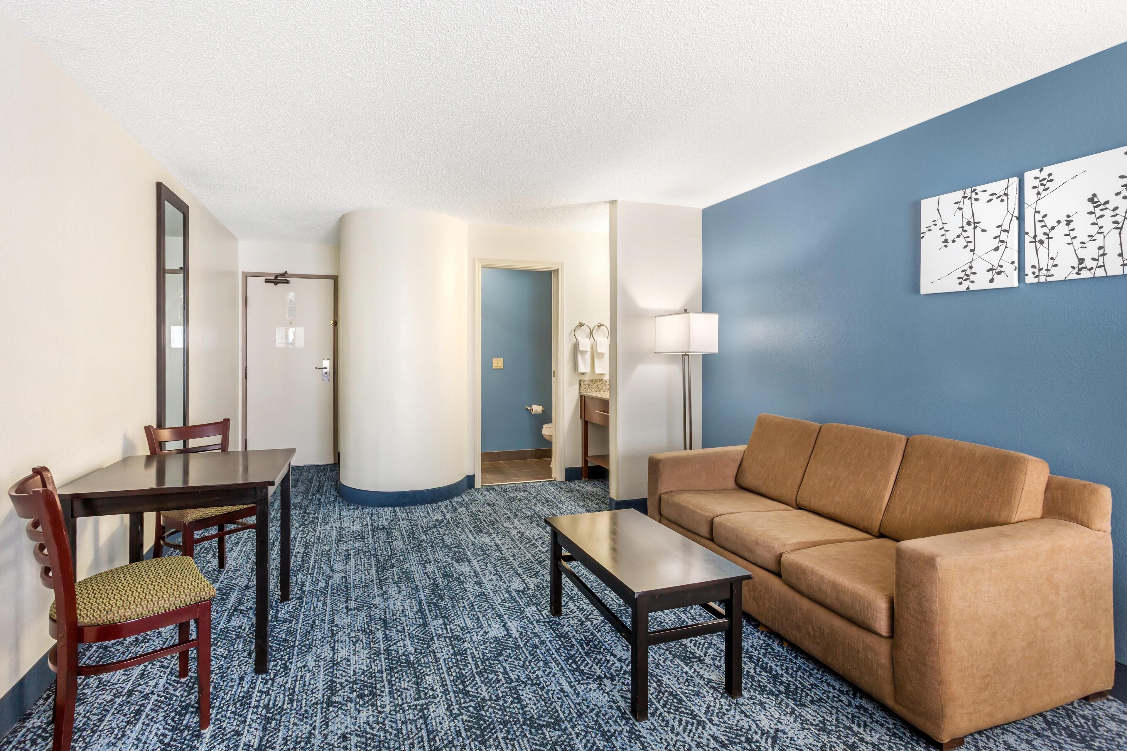 Meja kerja, tirai kedap cahaya, dan setrika/meja setrika