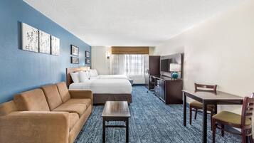 Bureau, rideaux occultants, fer et planche Ă repasser