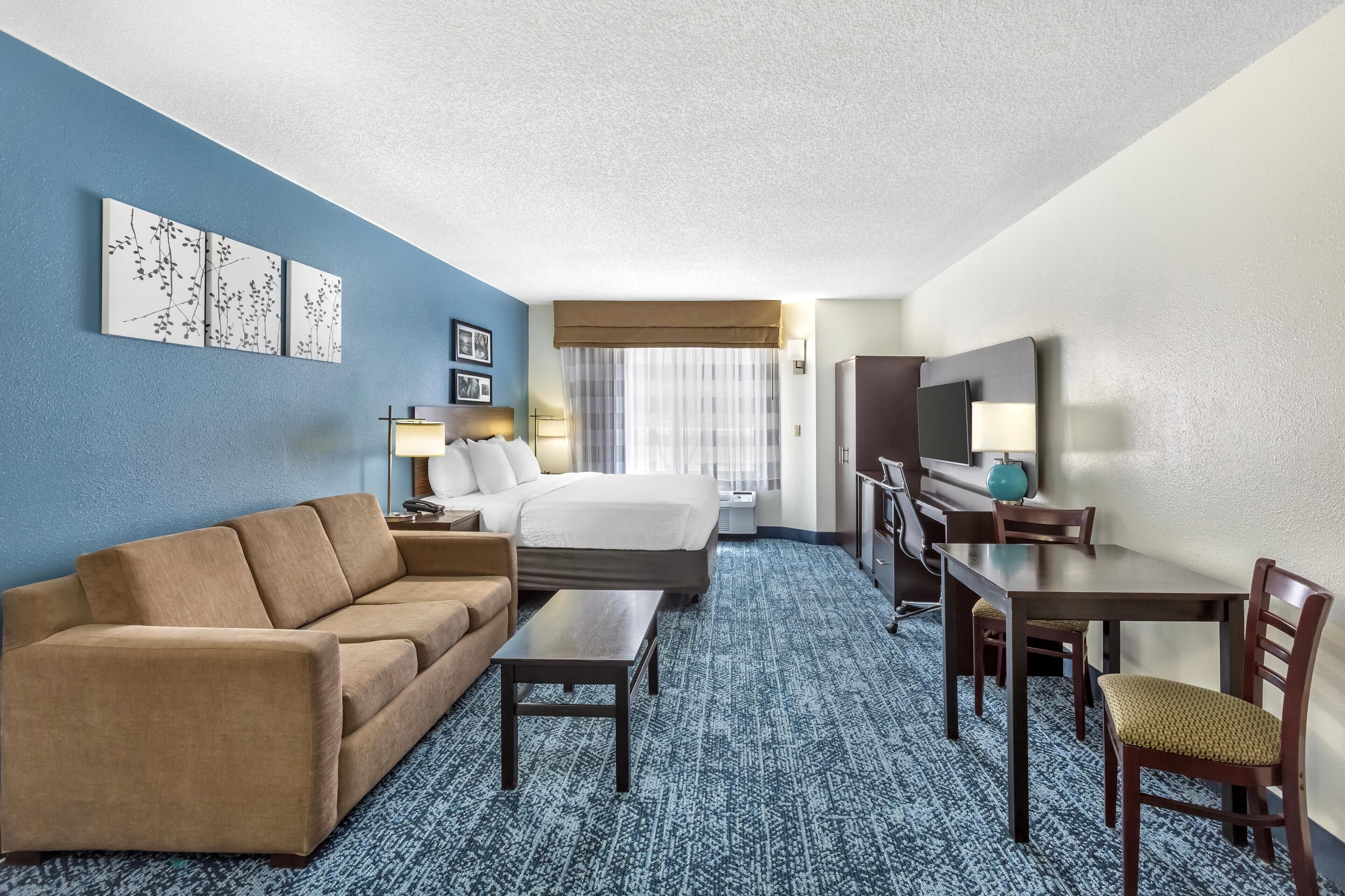 Meja kerja, tirai kedap cahaya, dan setrika/meja setrika