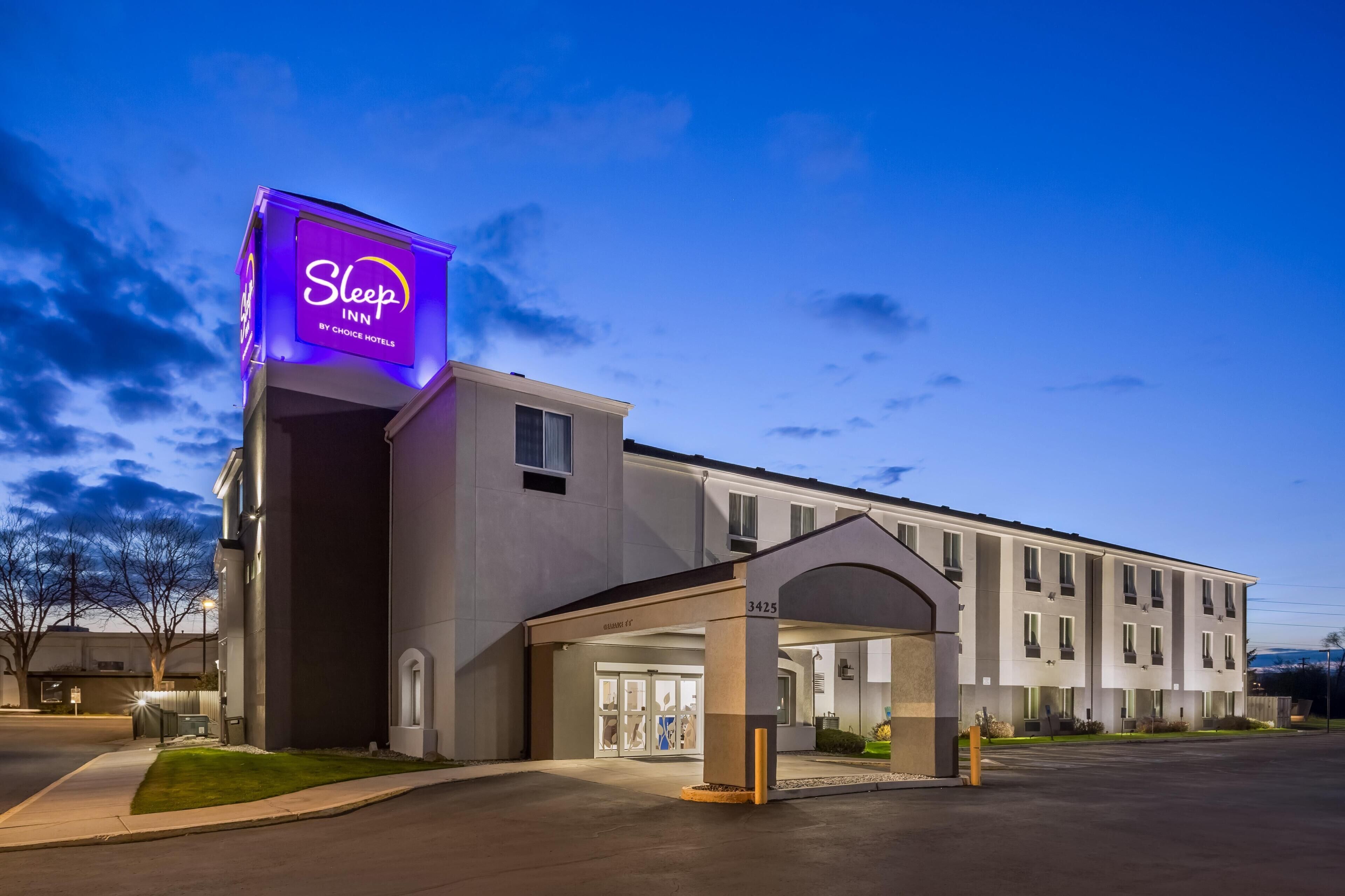 Edificio de Sleep Inn afiliado a Choice Hotels, con entrada cubierta y estacionamiento.
