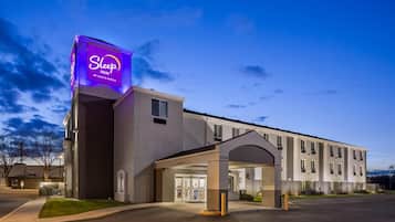 Edificio de Sleep Inn afiliado a Choice Hotels, con entrada cubierta y estacionamiento.