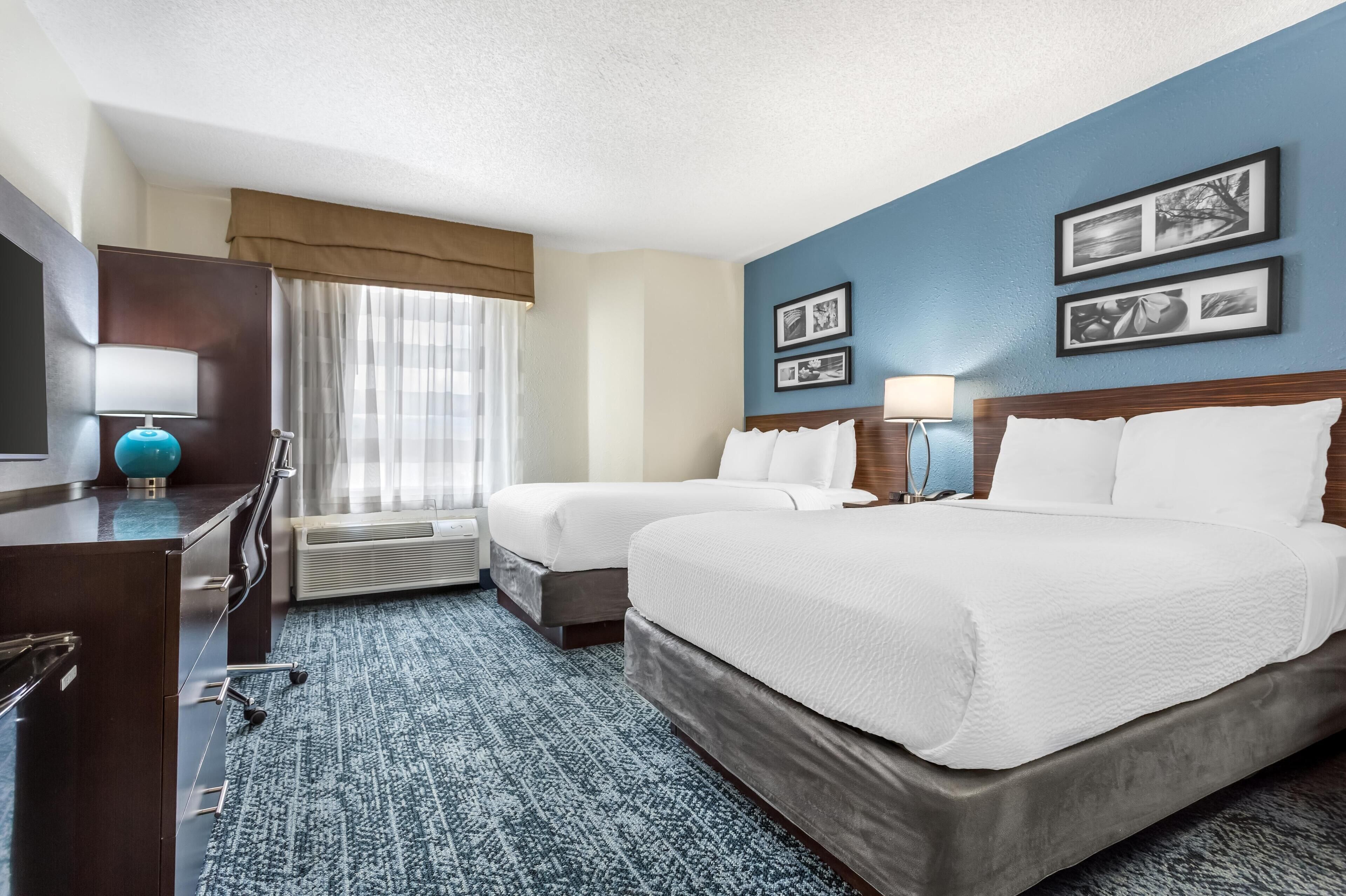 标准双人房, 2 张双人床, 无烟房 | 办公桌、遮光窗帘、熨斗/熨衣板、免费婴儿床