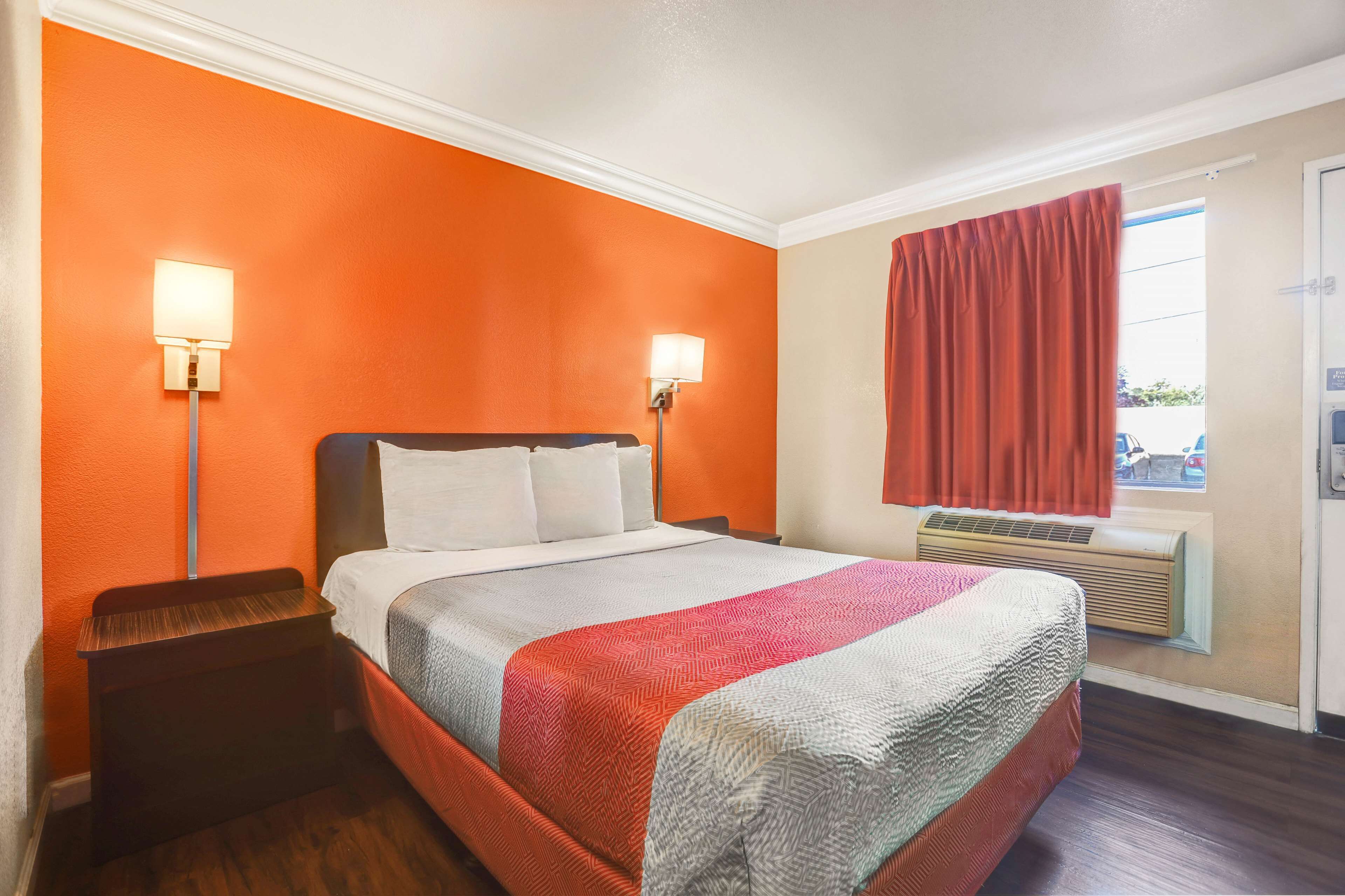 Tabla de planchar con plancha, wifi gratis y ropa de cama 