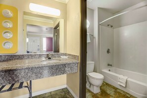 Combined shower/tub, hair dryer, towels - Motel 6 Fresno, CA - Belmont Ave (Fresno)