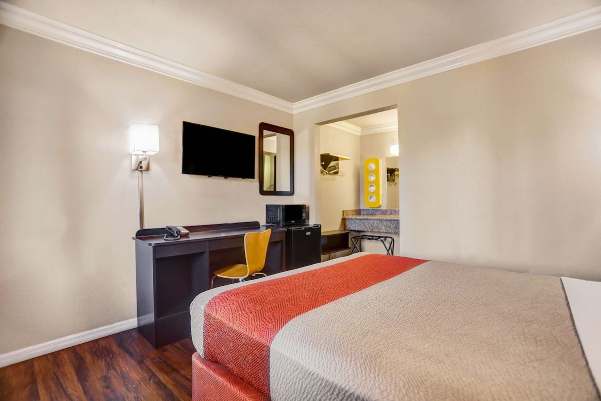 Iron/ironing board, free WiFi, bed sheets