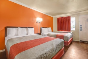 Chambre Deluxe, 2 grands lits, non-fumeur, réfrigérateur et four à micro-ondes | Fer et planche à repasser, accès au Wi-Fi (inclus), literie fournie