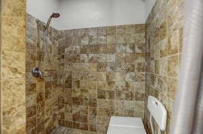 Combined shower/tub, hair dryer, towels - Motel 6 Fresno, CA - Belmont Ave (Fresno)