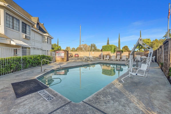 Piscine extérieure en saison