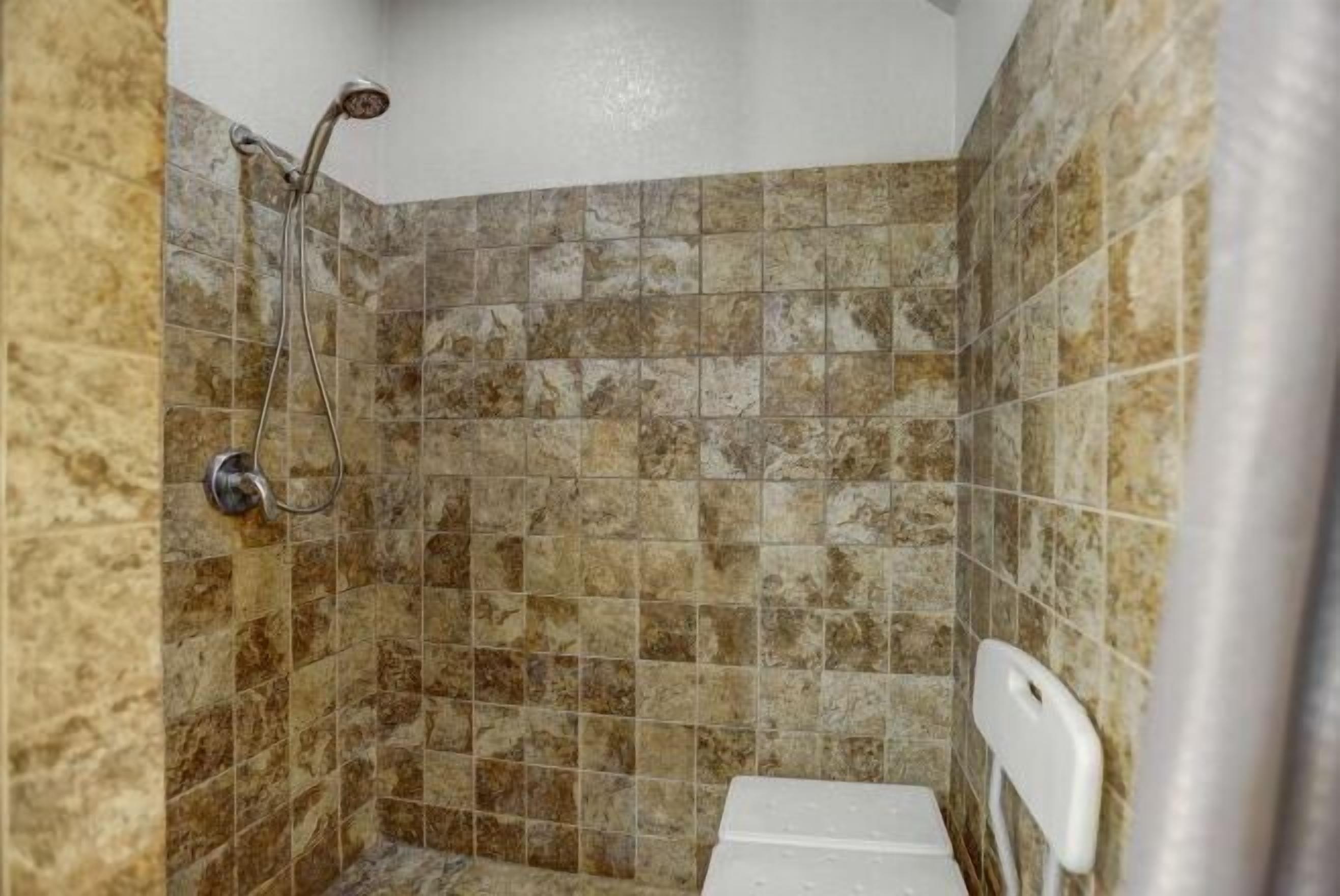 Kombinert dusj/badekar, hårføner og håndklær