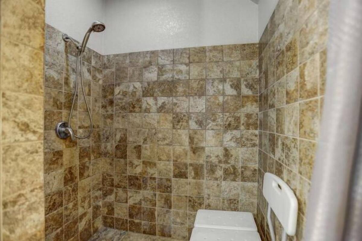 Kombinert dusj/badekar, hårføner og håndklær