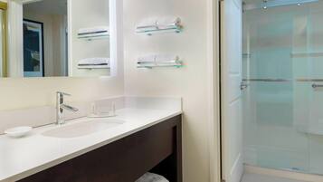 Combined shower/tub, free toiletries, hair dryer, towels