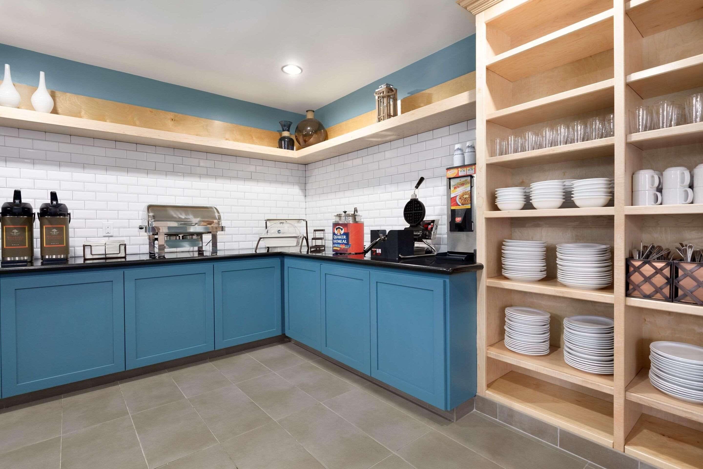 free daily breakfast