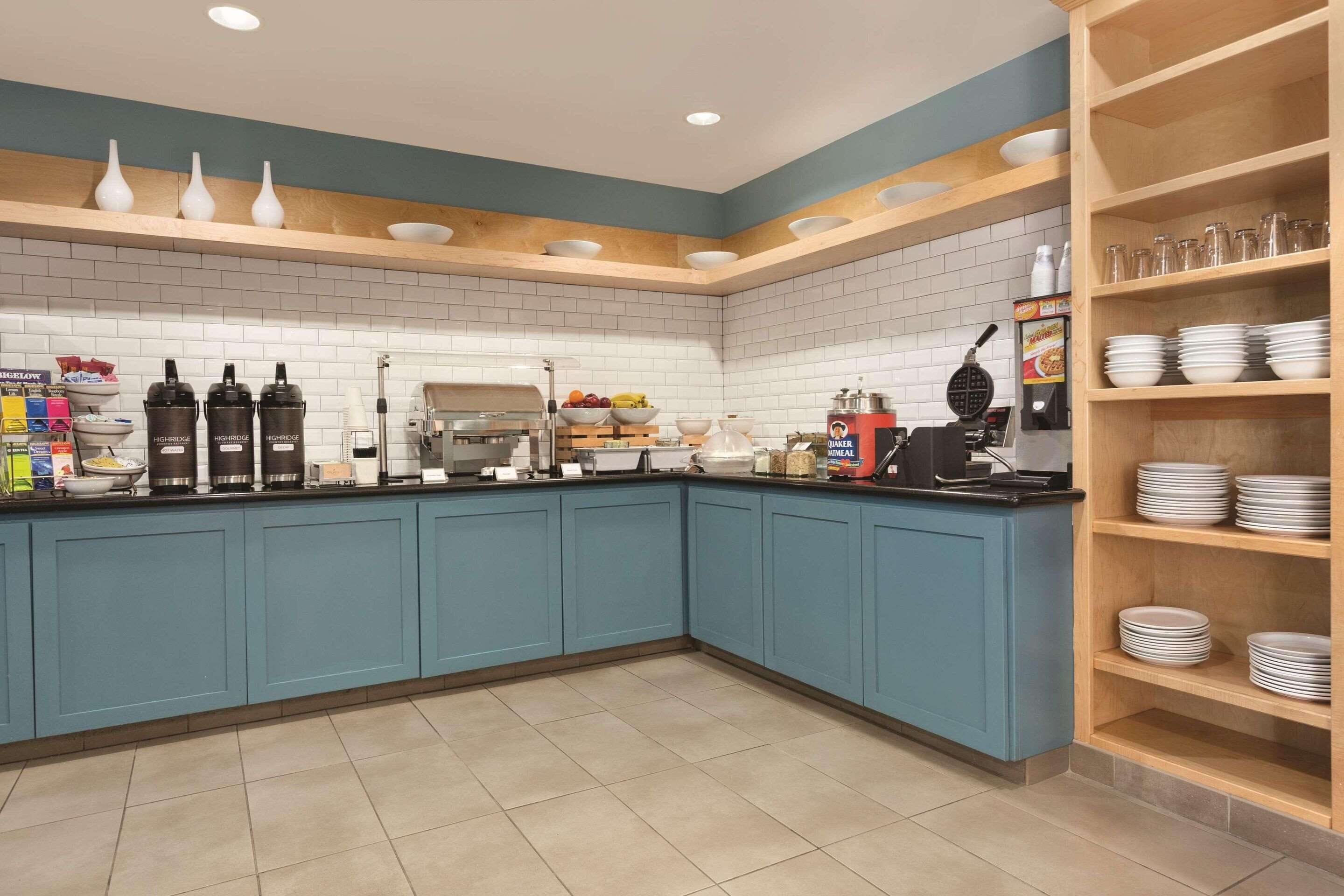 free daily breakfast