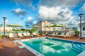 Außenpool, geöffnet von 08:00 Uhr bis 20:00 Uhr, Liegestühle