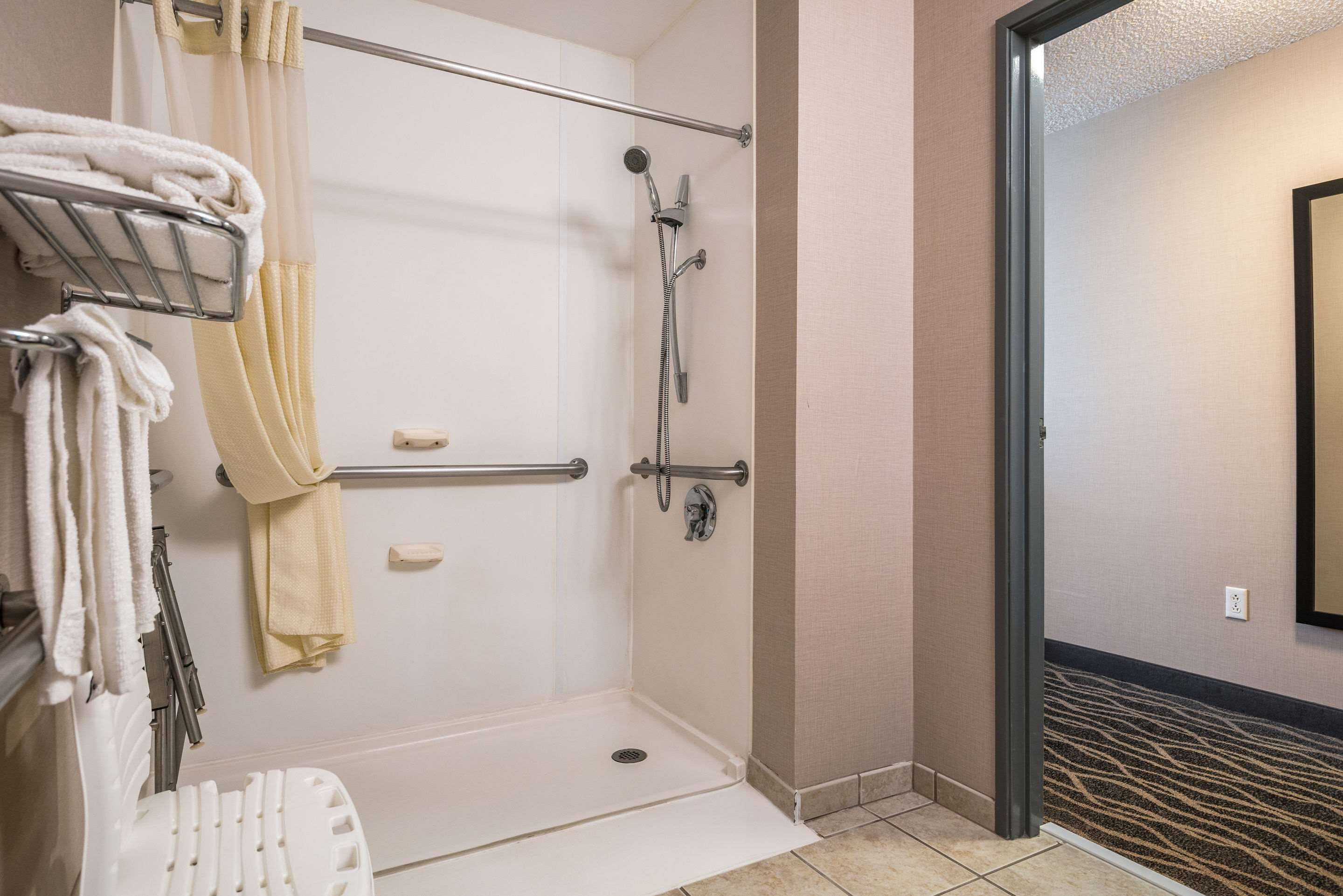 combined shower/bathtub, free toiletries, hair dryer, towels