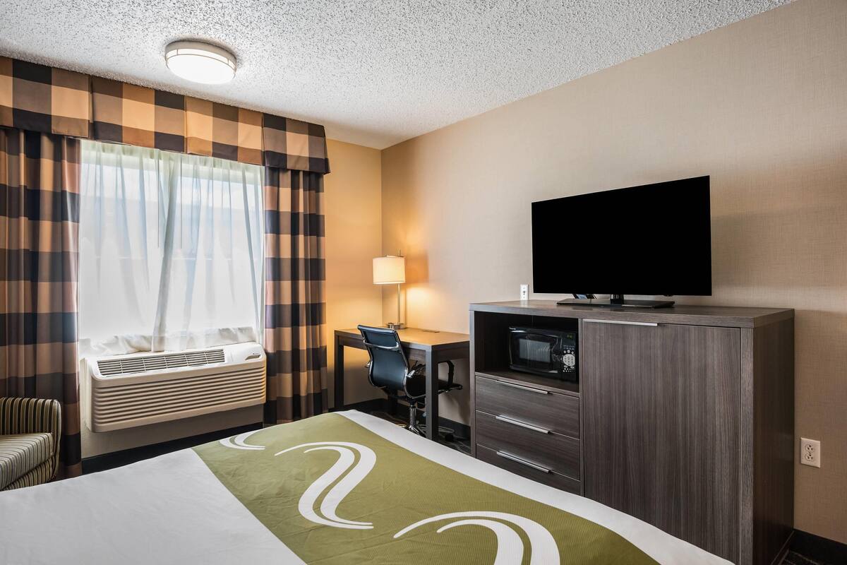 Room, 1 Queen Bed, Accessible, Non Smoking | In-room safe, desk, laptop workspace, blackout drapes