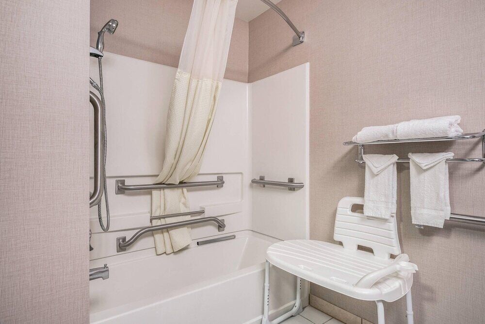 Baño | Tina con regadera, amenidades de baño gratuitas, secadora de cabello 