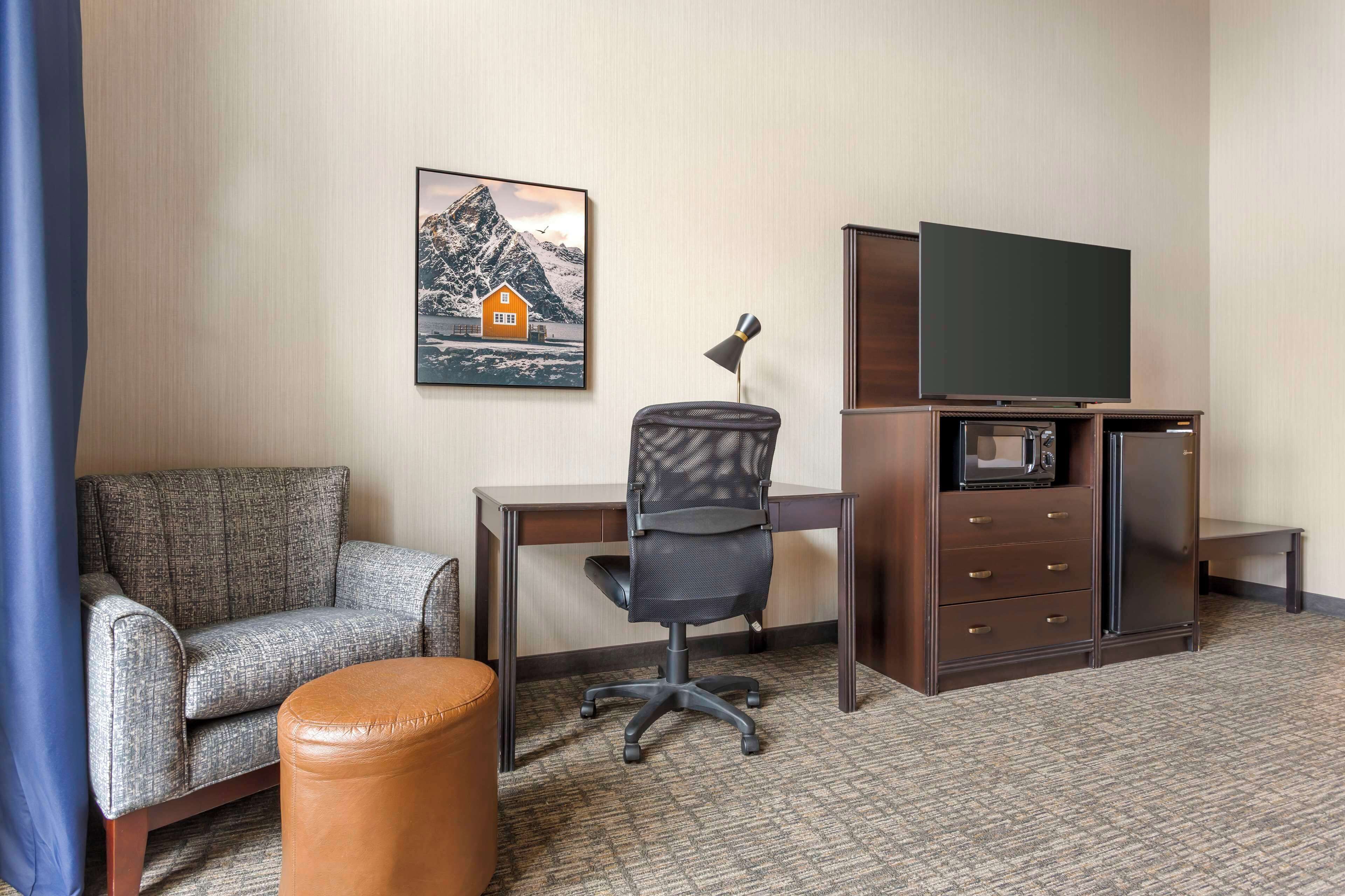 standard room, 1 king bed, non smoking, refrigerator & microwave (with single sofabed) | hypo-allergenic bedding, pillow-top beds, in-room safe, desk