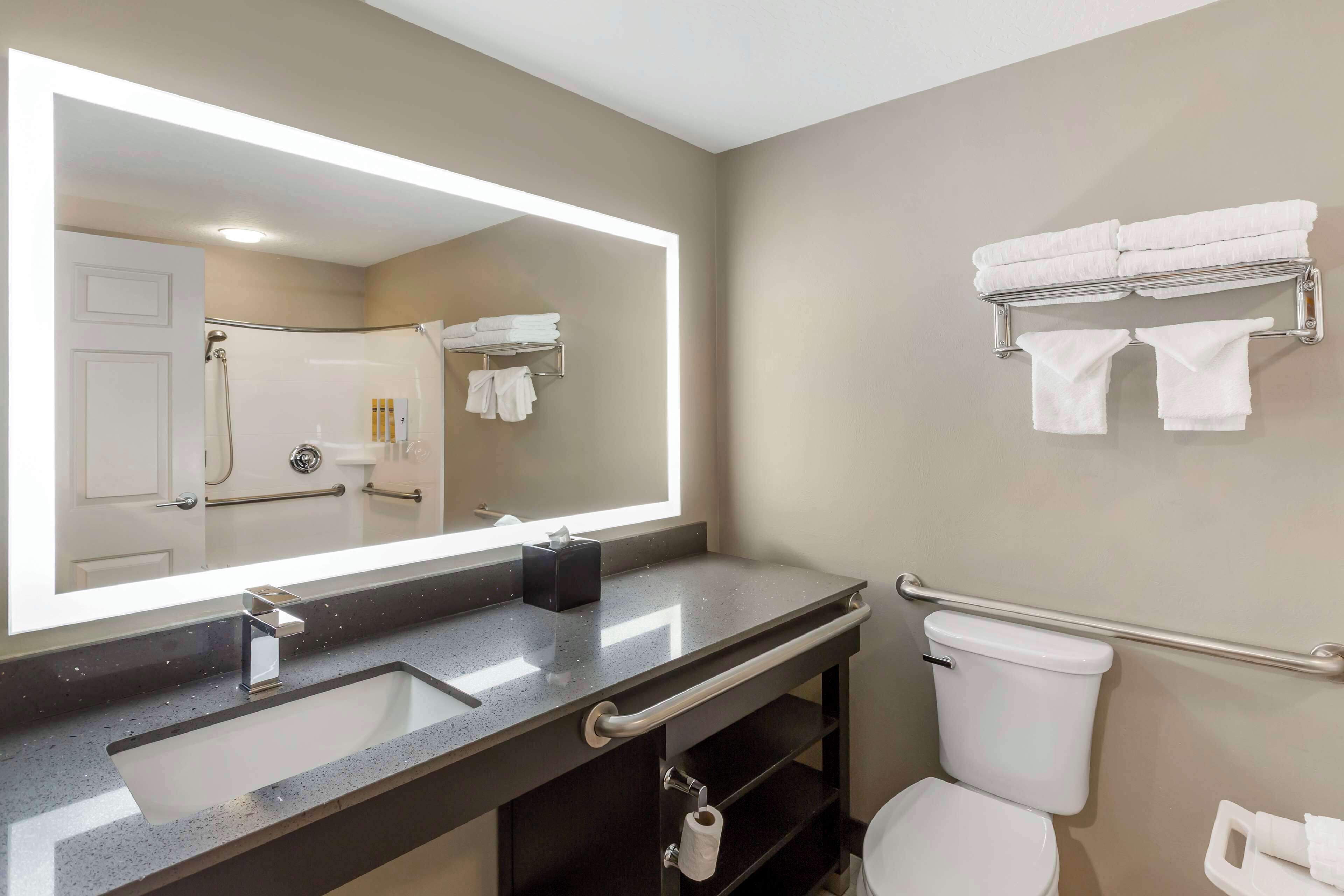 standard room, 2 queen beds, accessible, non smoking (1st floor) | bathroom | combined shower/bathtub, free toiletries, hair dryer, towels