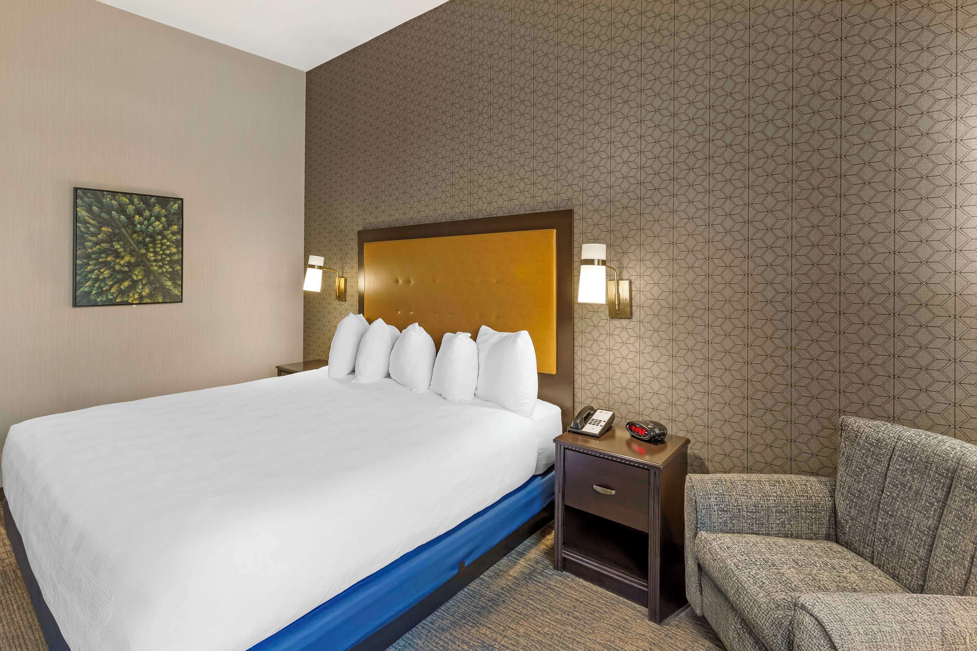 standard room, 1 king bed, accessible, bathtub (1st floor) | hypo-allergenic bedding, pillow-top beds, in-room safe, desk