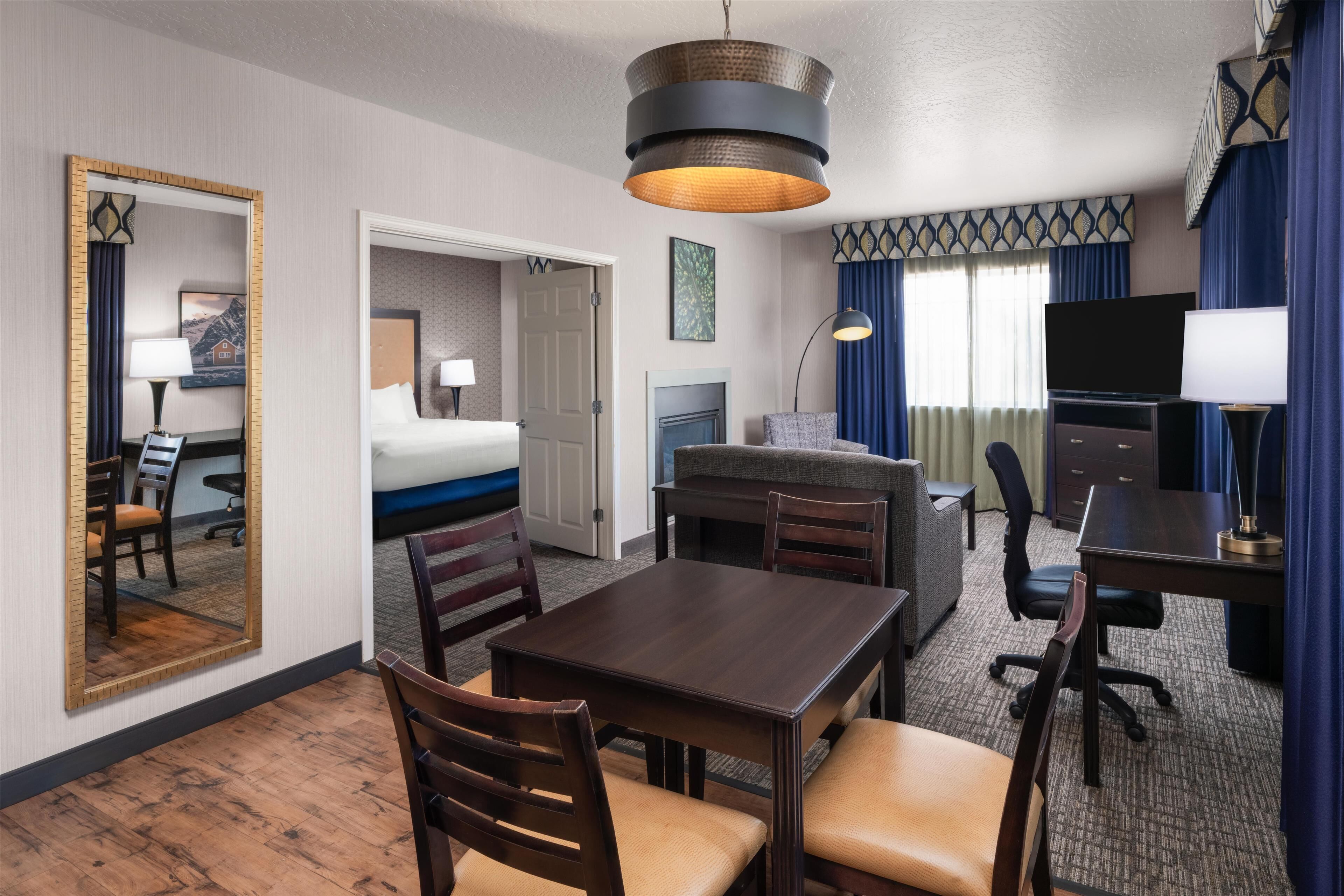 Suite, 1 King Bed, Non Smoking, Fireplace (with Single Sofabed)