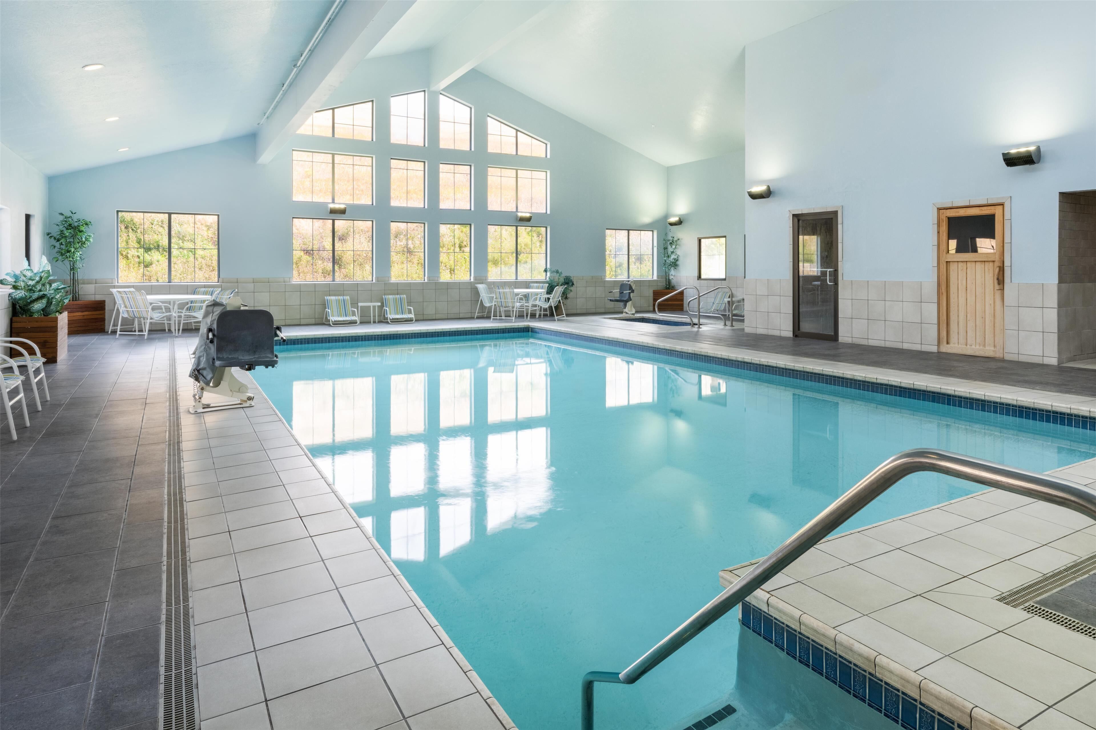 Una piscina cubierta