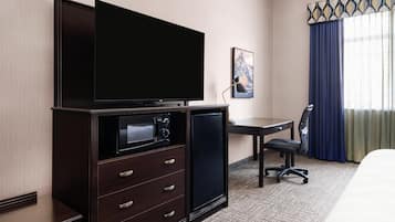 Standard Room, 1 King Bed, Non Smoking, Refrigerator & Microwave (1st Floor) | Hypo-allergenic bedding available, pillowtop beds, in-room safe, desk