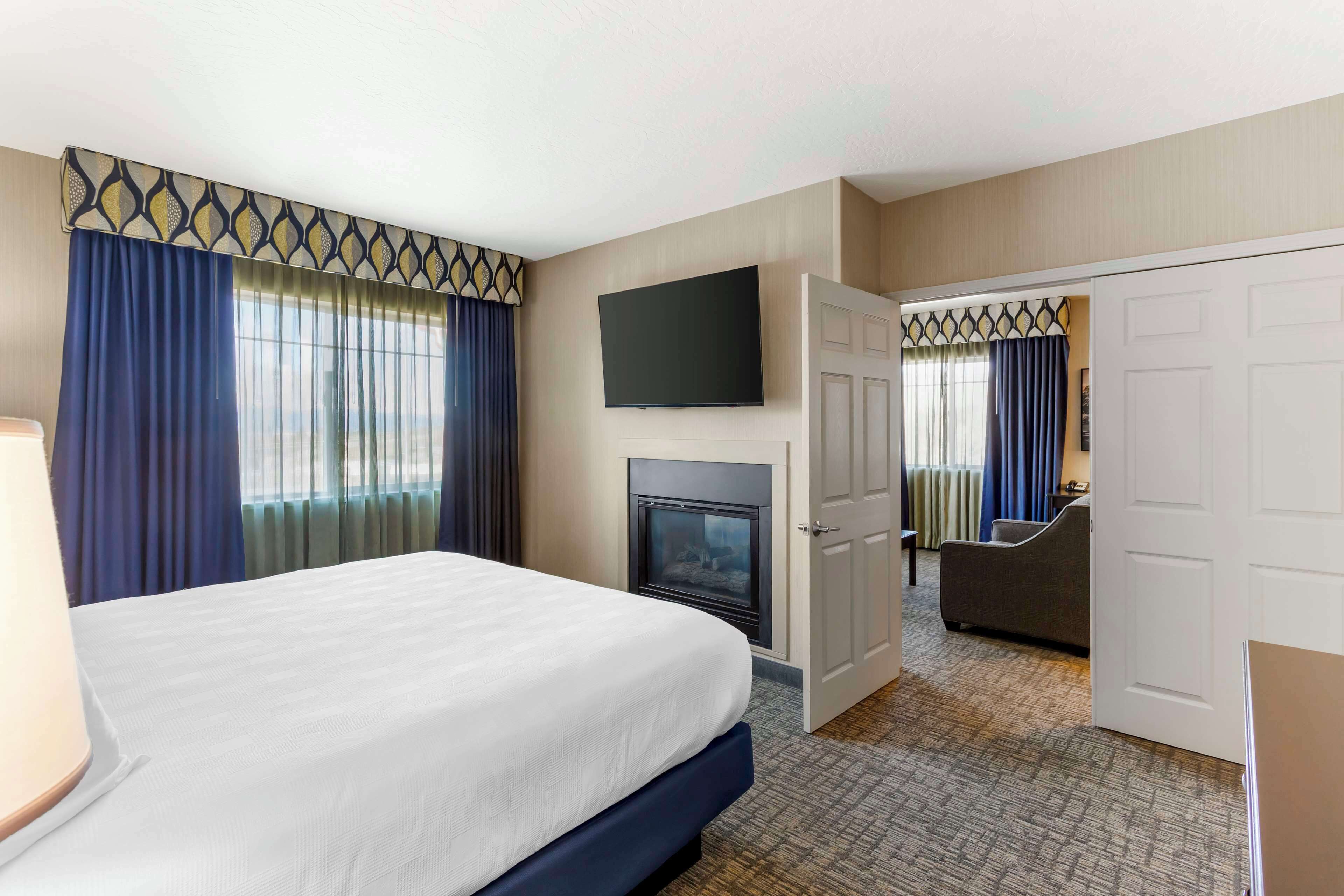 Suite, 1 King Bed, Non Smoking, Fireplace (with Single Sofabed)