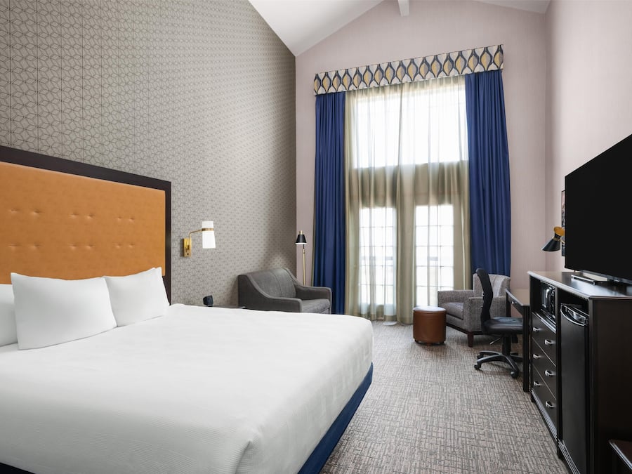 Standard Room, 1 King Bed, Non Smoking, Refrigerator & Microwave | Hypo-allergenic bedding, pillow-top beds, in-room safe, desk