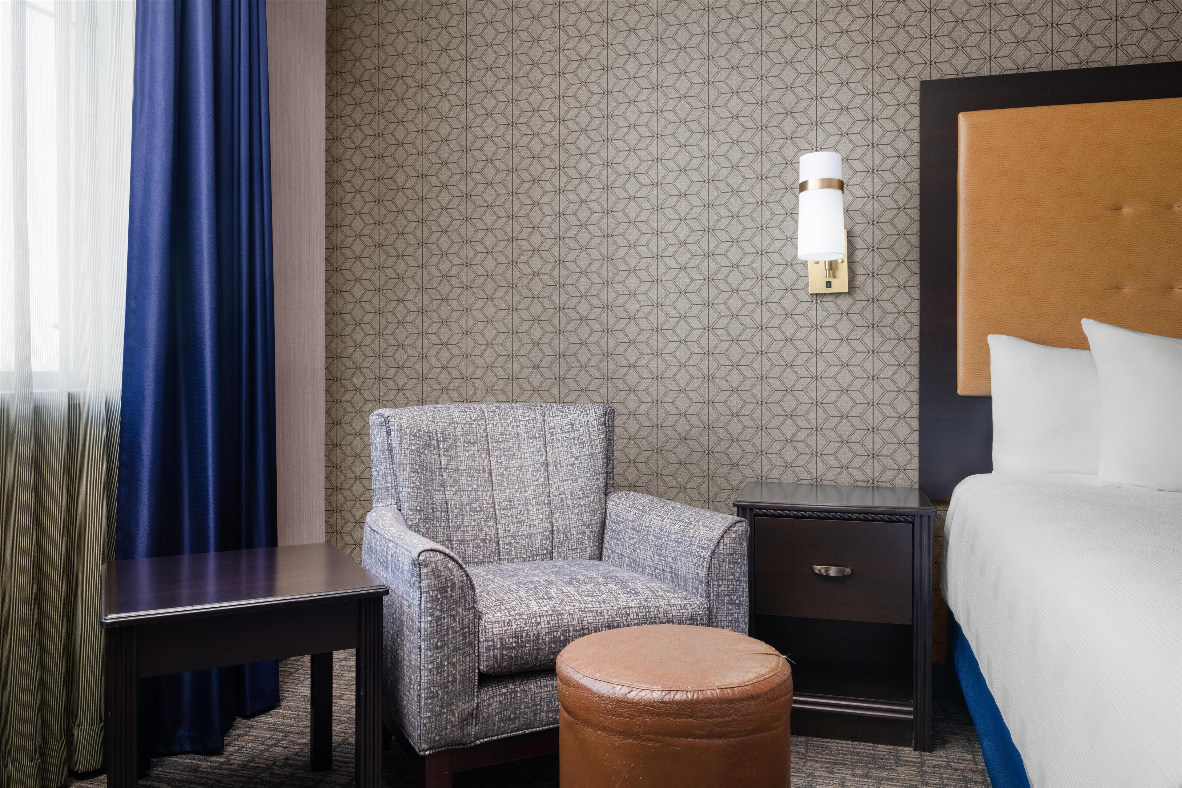 Standard Room, 1 King Bed, Accessible, Bathtub (1st Floor) | Hypo-allergenic bedding, pillow-top beds, in-room safe, desk