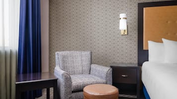 Standard Room, 1 King Bed, Accessible, Bathtub (1st Floor) | Hypo-allergenic bedding, pillow-top beds, in-room safe, desk