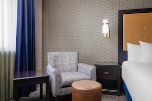 Standard Room, 1 King Bed, Accessible, Bathtub (1st Floor) | Hypo-allergenic bedding available, pillowtop beds, in-room safe, desk