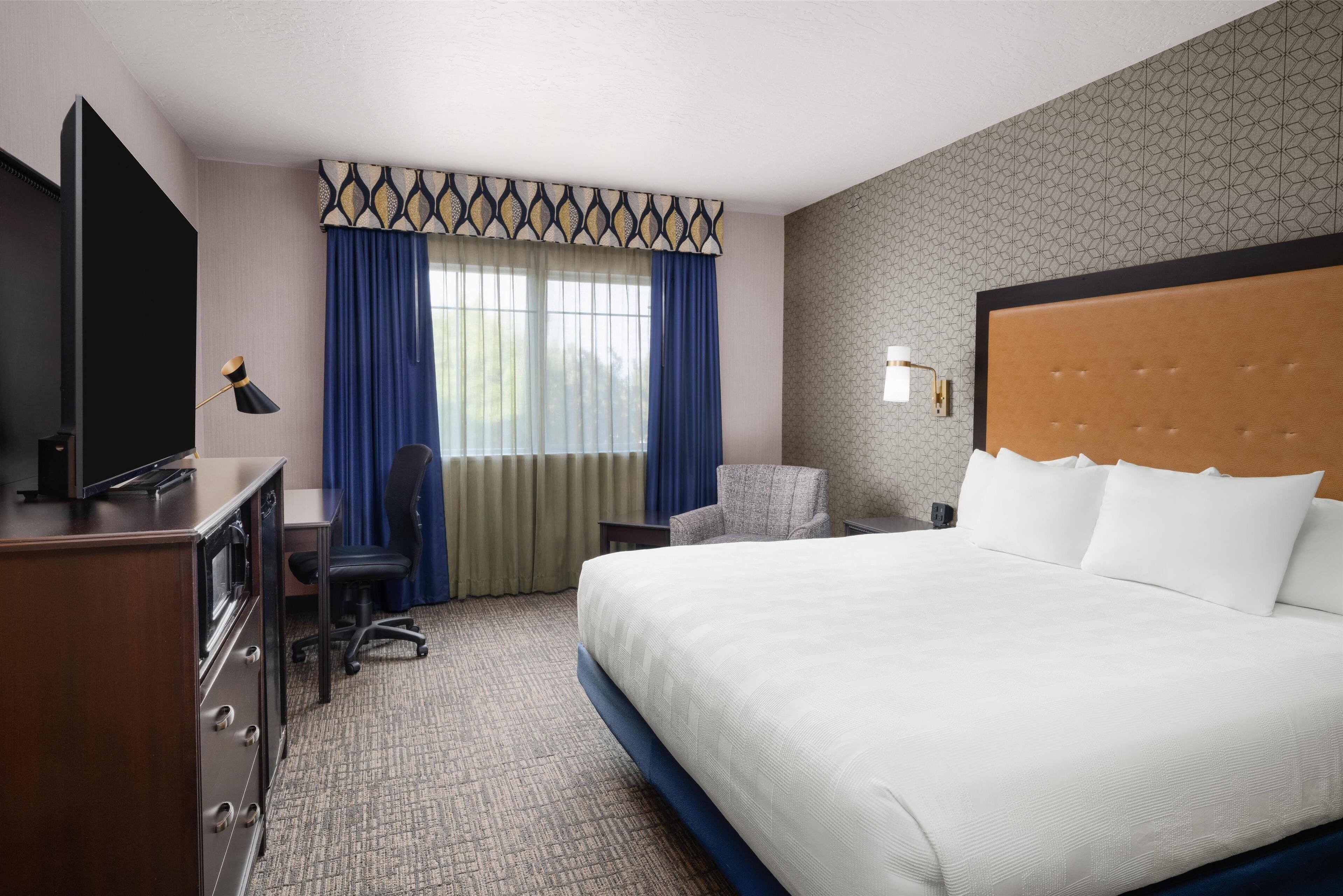 Standard Room, 1 King Bed, Accessible, Bathtub (1st Floor) | Hypo-allergenic bedding available, pillowtop beds, in-room safe, desk